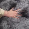 Tapis Gris en Peluche pour Salon et Chambre – Moelleux et Antidérapant